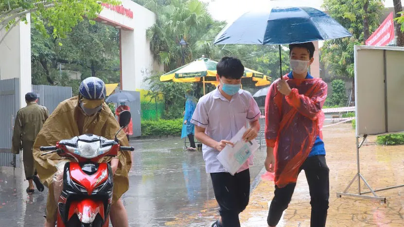 Lực lượng tình nguyện hỗ trợ thí sinh. Ảnh: QUANG PHÚC