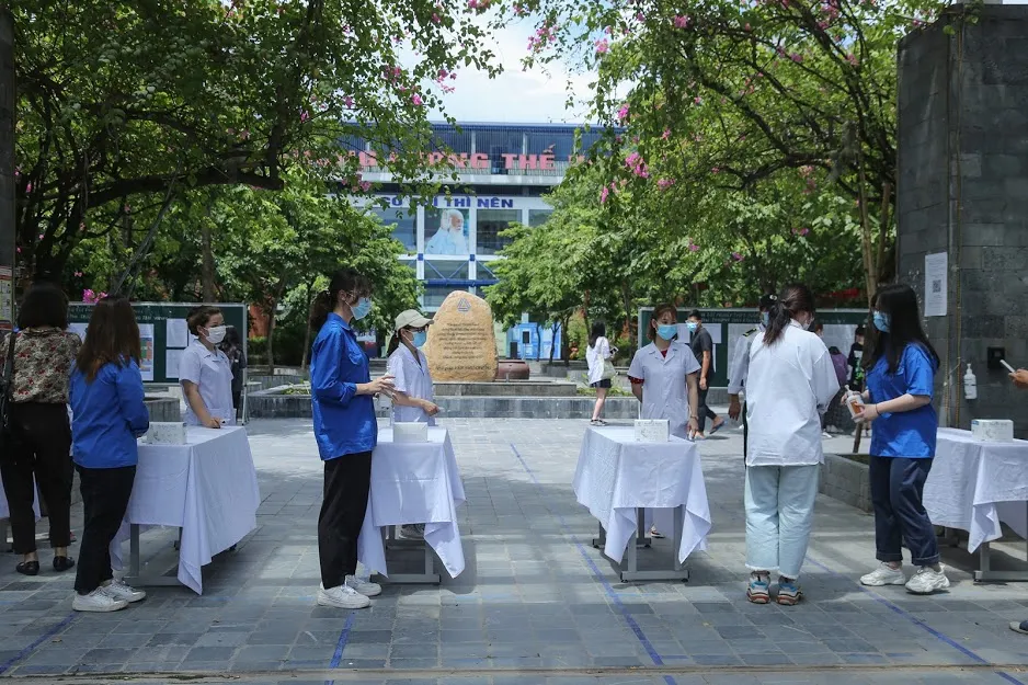 Hà Nội: Thay toàn bộ lực lượng tại 1 điểm thi do có một giám thị là F1 ảnh 2