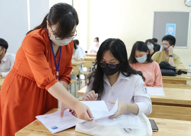 Hà Nội: Thay toàn bộ lực lượng tại 1 điểm thi do có một giám thị là F1 ảnh 4