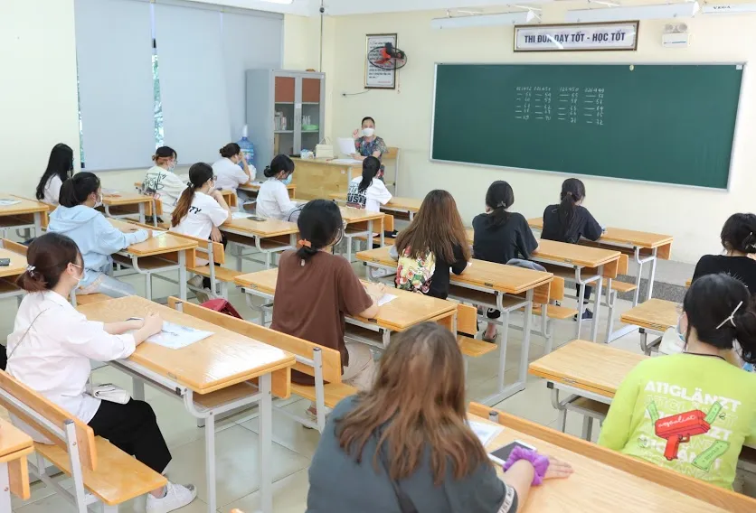 Hà Nội: Thay toàn bộ lực lượng tại 1 điểm thi do có một giám thị là F1 ảnh 3