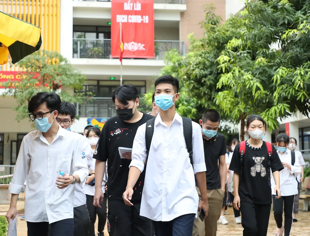 Ngày thi đầu tiên kỳ thi tốt nghiệp THPT: Cả nước có 9 thí sinh bị đình chỉ thi ảnh 1