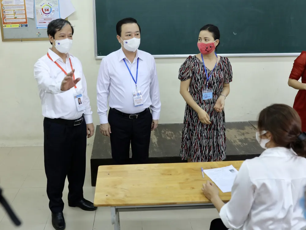 Bộ trưởng Bộ GD-ĐT chúc thí sinh bình tĩnh, tự tin, an tâm dự thi để làm bài thật tốt ảnh 3