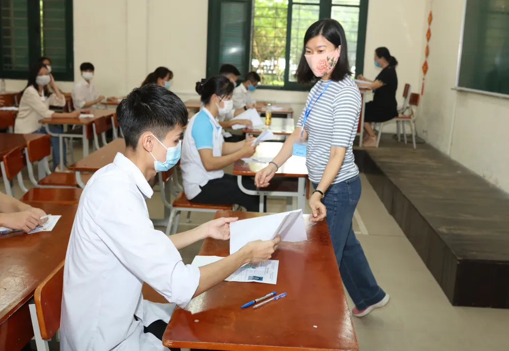 Bộ trưởng Bộ GD-ĐT chúc thí sinh bình tĩnh, tự tin, an tâm dự thi để làm bài thật tốt ảnh 2