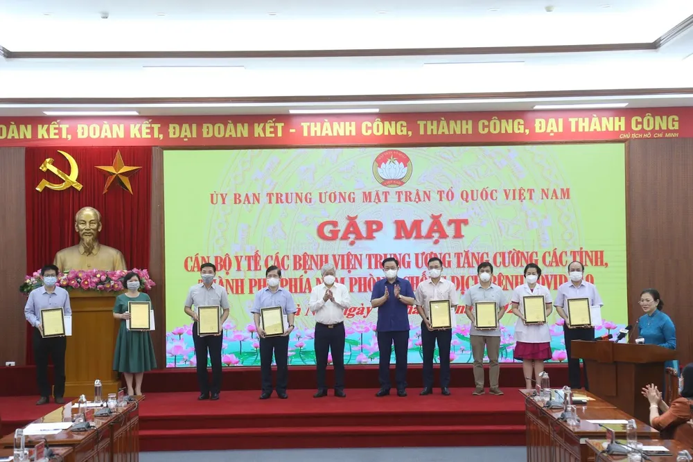 Gần 3.000 y, bác sĩ bệnh viện Trung ương chi viện cho TPHCM và các tỉnh phía Nam ảnh 1