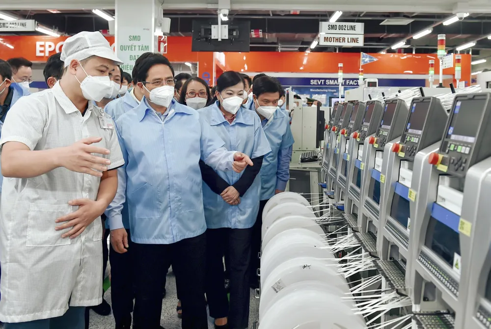 Thủ tướng Phạm Minh Chính thăm nhà máy sản xuất, lắp ráp điện thoại củai Công ty TNHH Samsung Electronics Việt Nam Thái Nguyên. Ảnh: VIẾT CHUNG