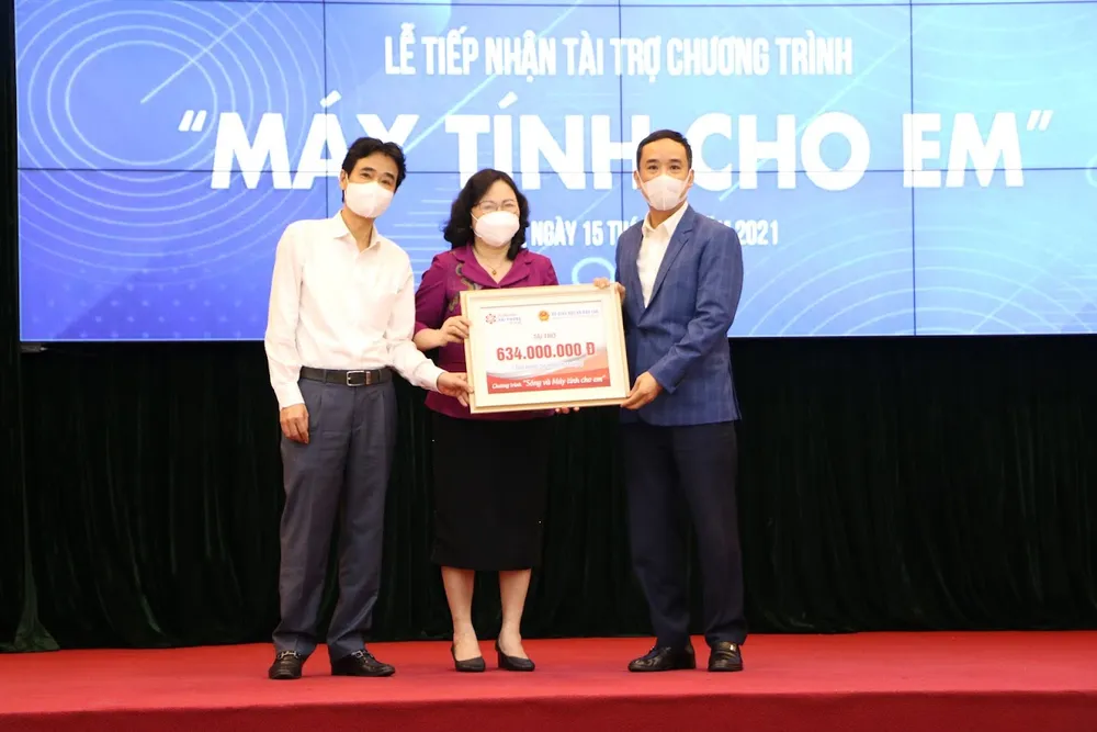 Ngành giáo dục đã vận động được hơn 108 tỷ đồng, trên 12.000 máy tính bảng cho học sinh ảnh 1