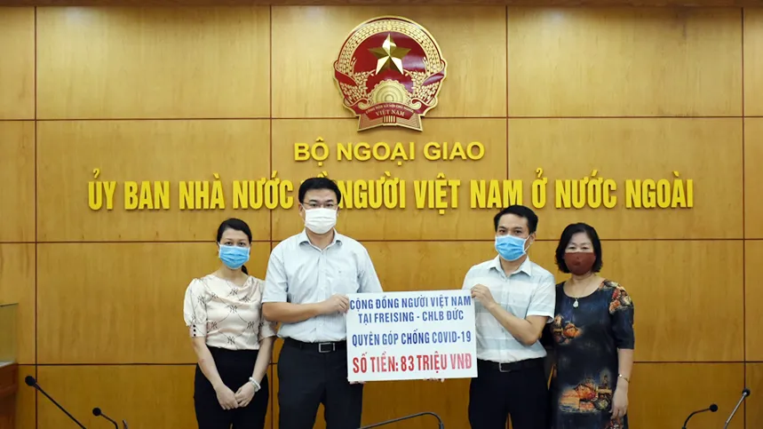 Tiếp nhận tiền ủng hộ phòng chống dịch của cộng đồng người Việt Nam tại Freising - Đức