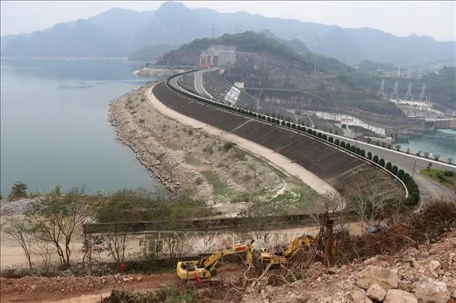 Khẩn trương khắc phục sạt lở khu vực thi công hố móng Nhà máy thủy điện Hòa Bình mở rộng  ​ ảnh 1