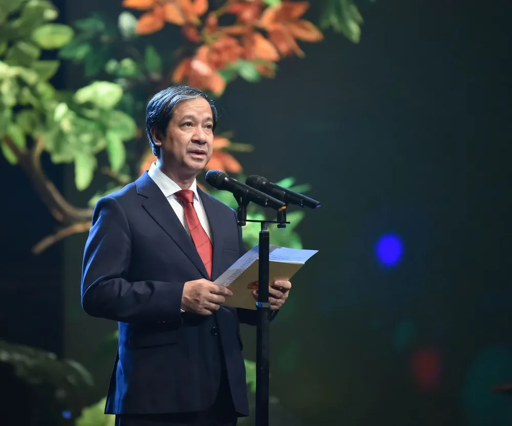 Bộ trưởng Bộ GD-ĐT ngợi ca công lao đến các thầy cô giáo ảnh 1