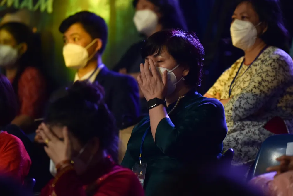 Bộ trưởng Bộ GD-ĐT ngợi ca công lao đến các thầy cô giáo ảnh 2