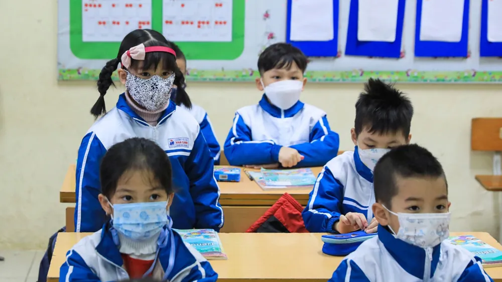 Học sinh đến trường tuân thủ các biện pháp phòng chống dịch. Ảnh: QUANG PHÚC