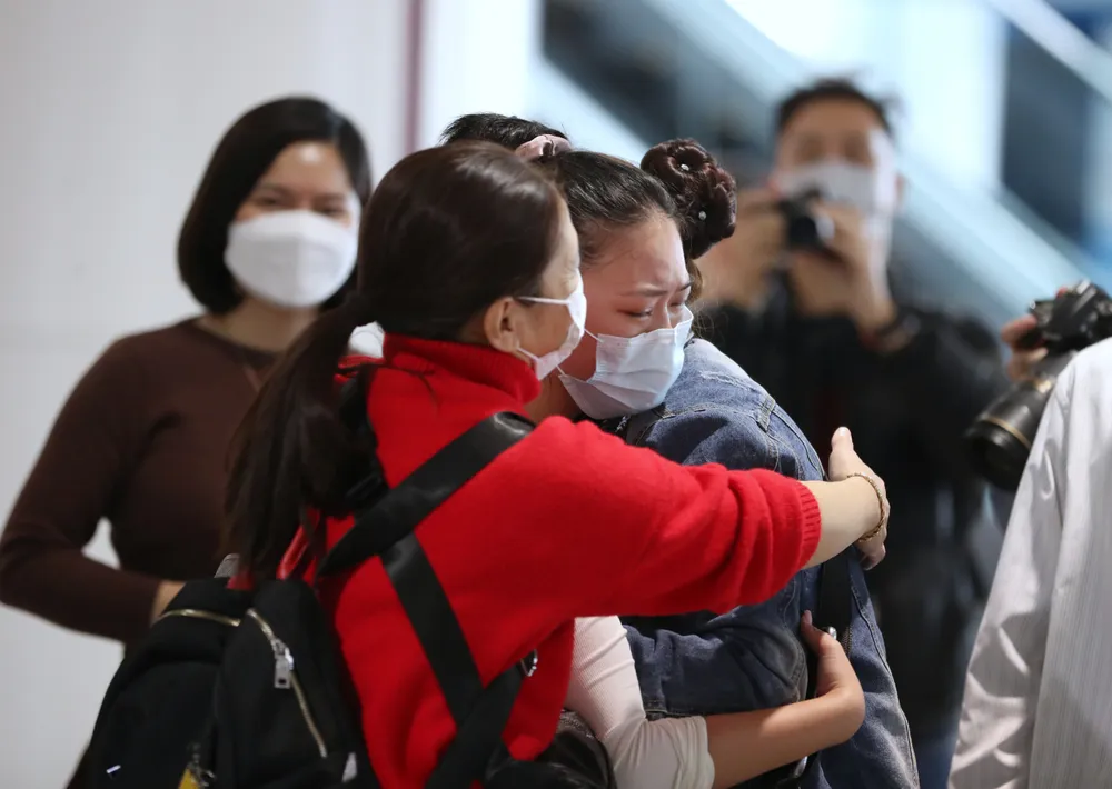 Khẩn trương tổ chức các chuyến bay đón người Việt Nam từ Ukraine về  do các doanh nghiệp tài trợ  ​ ảnh 1