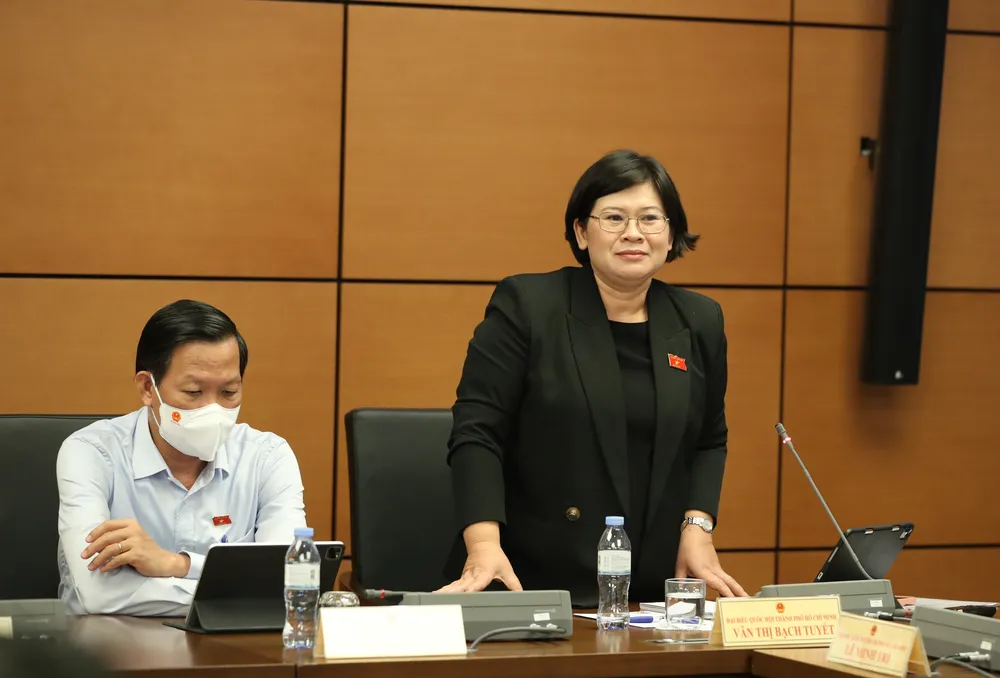 ĐB Văn Thị Bạch Tuyết phát biểu tại tổ thảo luận: Ảnh: QUANG PHÚC