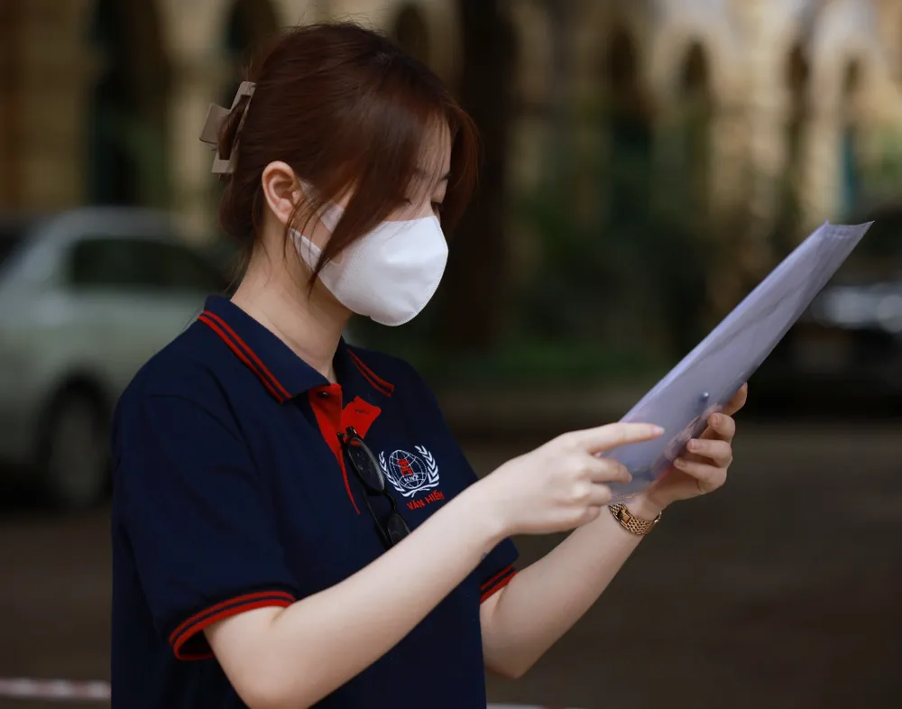   Thí sinh cả nước đang làm bài thi môn Toán ảnh 1