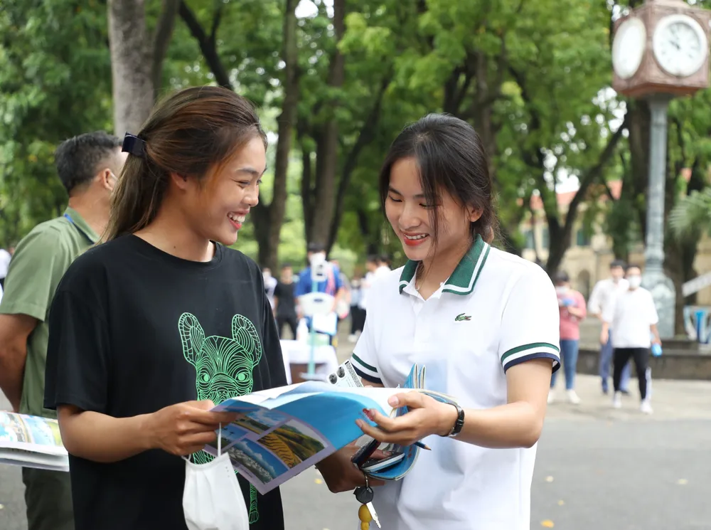 Thí sinh cả nước hoàn thành bài thi tổ hợp ảnh 1