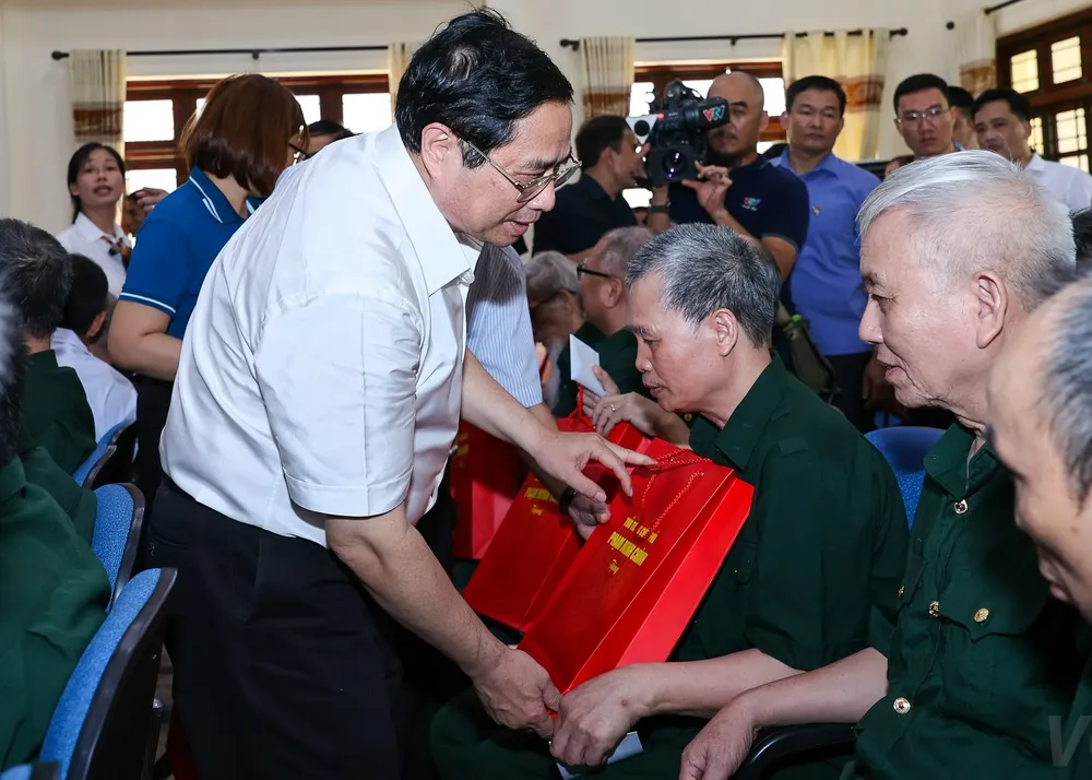 Thủ tướng Phạm Minh Chính: Chăm lo tốt hơn đời sống vật chất, tinh thần người có công  ​ ảnh 1