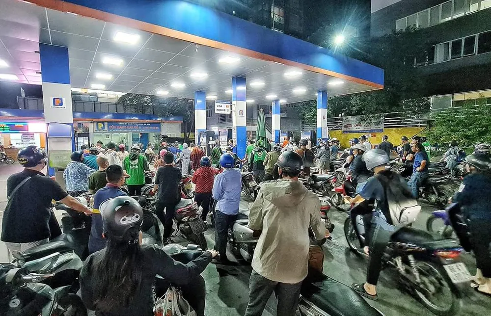 Thủ tướng yêu cầu khắc phục tình trạng thiếu hụt xăng dầu cục bộ ngay từ ngày 12-11 ảnh 1