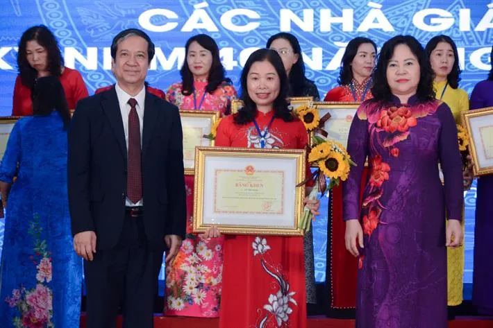 Bộ trưởng Bộ GD-ĐT Nguyễn Kim Sơn tặng bằng khen cho 400 nhà giáo tiêu biểu ảnh 2