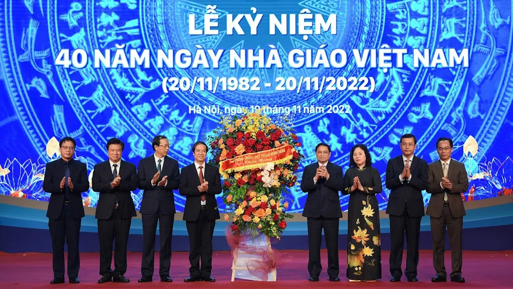 Thủ tướng Phạm Minh Chính tặng hoa chúc mừng các thầy cô giáo nhân kỷ niệm Ngày Nhà giáo Việt Nam