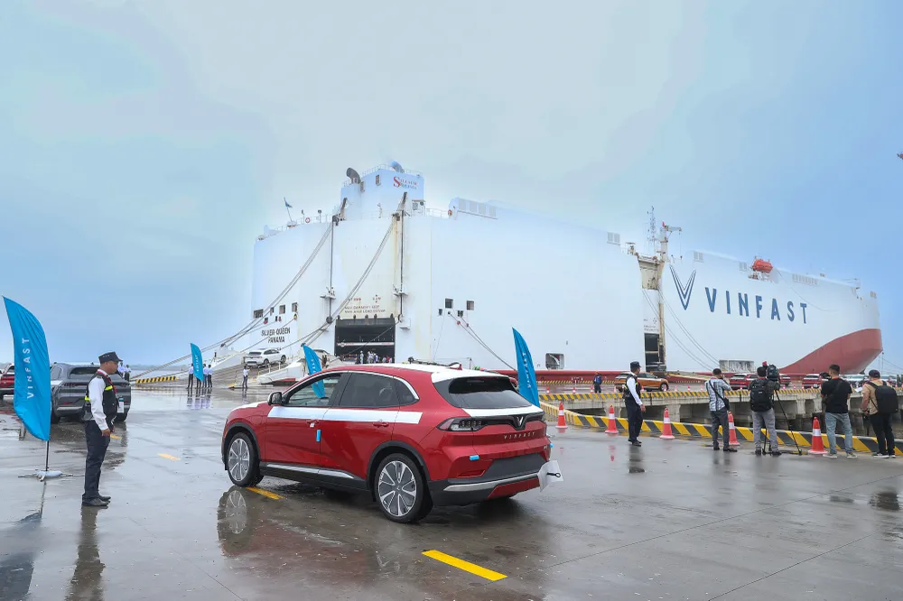 Xuất khẩu lô ô tô điện thông minh đầu tiên ảnh 3