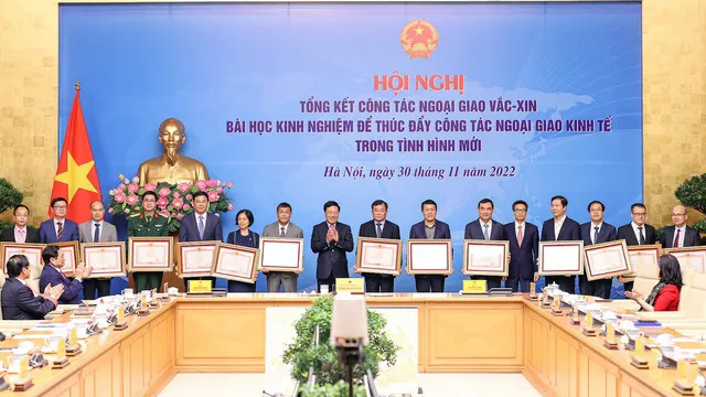 Thủ tướng Chính phủ trao thưởng cho các tập thể, cá nhân có thành tích xuất sắc trong triển khai công tác ngoại giao vaccine. Ảnh: VIẾT CHUNG