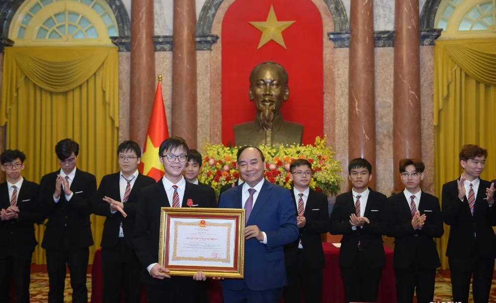 Chủ tịch nước Nguyễn Xuân Phúc trao Huân chương Lao động cho các học sinh xuất sắc