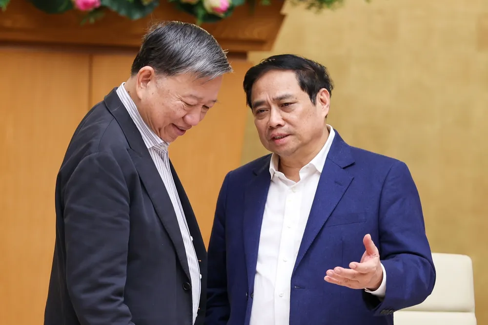 Thủ tướng Phạm Minh Chính trao đổi với Bộ trưởng Bộ Công an Tô Lâm tại phiên họp. Ảnh: VIẾT CHUNG