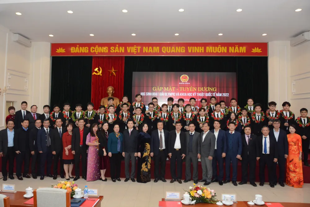 Trao thưởng cho các giáo viên, học sinh đạt thành tích xuất sắc Trao thưởng cho các giáo viên, học sinh đạt thành tích xuất sắc