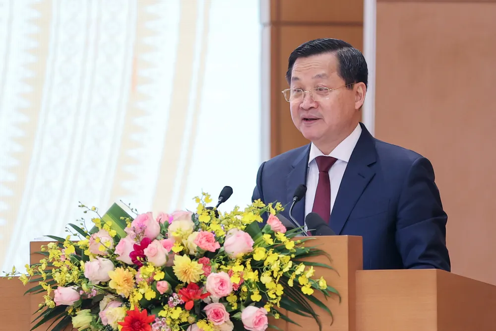 Phó Thủ tướng Lê Minh Khái trình bày dự thảo Nghị quyết của Chính phủ. Ảnh: VIẾT CHUNG Phó Thủ tướng Lê Minh Khái trình bày dự thảo Nghị quyết của Chính phủ. Ảnh: VIẾT CHUNG