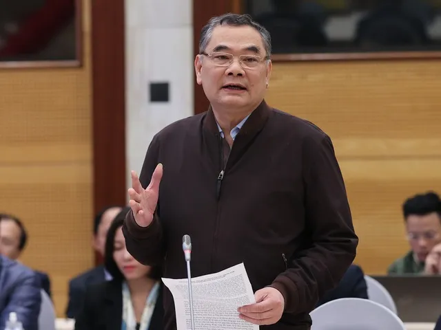 Trung tướng Tô Ân Xô tại buổi họp báo. Ảnh: VIẾT CHUNG