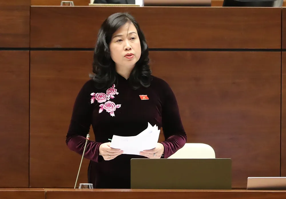 Bộ trưởng Bộ Y tế Đào Hồng Lan giải trình, làm rõ các vấn đề đại biểu Quốc hội nêu tại phiên họp chiều 6-1. Ảnh: QUANG PHÚC