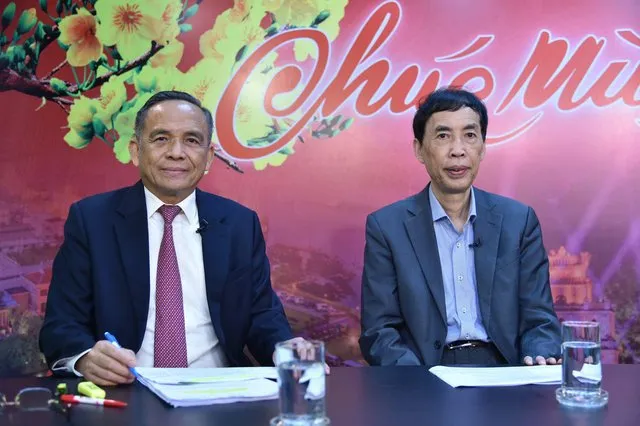 Chủ tịch Hiệp hội Bất động sản TPHCM Lê Hoàng Châu (trái) và chuyên gia kinh tế Võ Trí Thành