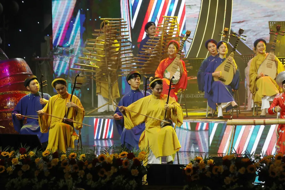 Tiết mục nghệ thuật tại chương trình Xuân quê hương tối 14-1. Ảnh: VIẾT CHUNG