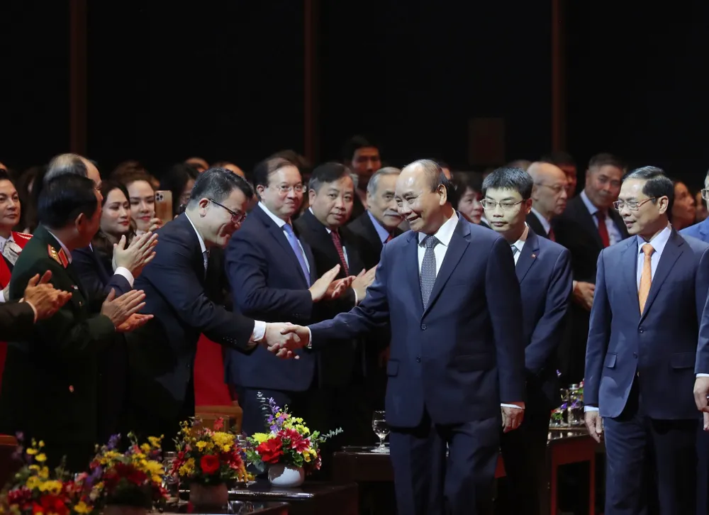 Chủ tịch nước Nguyễn Xuân Phúc dự chương trình Xuân quê hương tối 14-1. Ảnh: VIẾT CHUNG