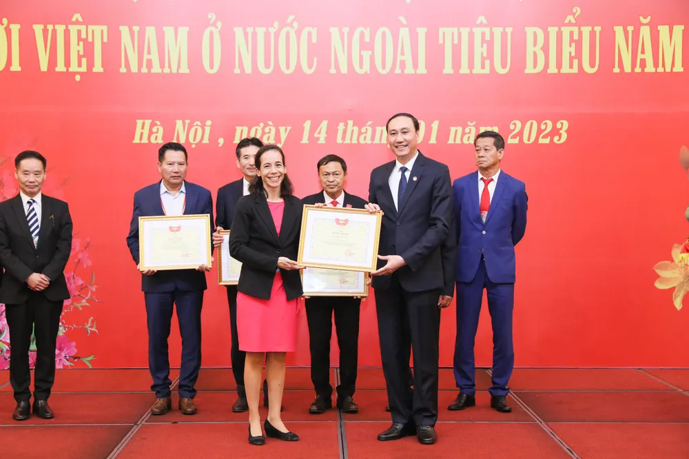 Ủy ban trung ương MTTQ Việt Nam gặp mặt, vinh danh các tập thể, cá nhân người Việt Nam ở nước ngoài tiêu biểu năm 2022. Ảnh: VIẾT CHUNG