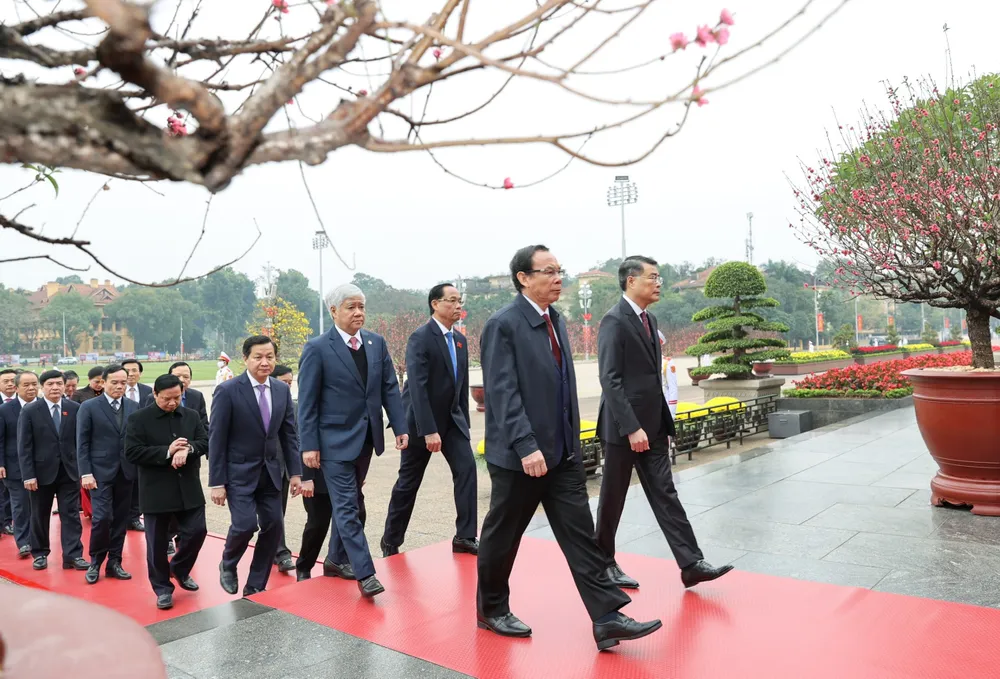 Bí thư Thành ủy TPHCM Nguyễn Văn Nên và các đại biểu vào Lăng viếng Chủ tịch Hồ Chí Minh, sáng 19-1. Ảnh: VIẾT CHUNG Bí thư Thành ủy TPHCM Nguyễn Văn Nên và các đại biểu vào Lăng viếng Chủ tịch Hồ Chí Minh, sáng 19-1. Ảnh: VIẾT CHUNG