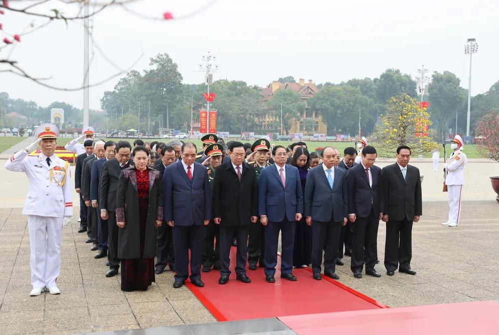 Đoàn lãnh đạo Đảng, Nhà nước, MTTQ Việt Nam đặt vòng hoa, vào Lăng viếng Chủ tịch Hồ Chí Minh, sáng 19-1. Ảnh: VIẾT CHUNG Đoàn lãnh đạo Đảng, Nhà nước, MTTQ Việt Nam đặt vòng hoa, vào Lăng viếng Chủ tịch Hồ Chí Minh, sáng 19-1. Ảnh: VIẾT CHUNG