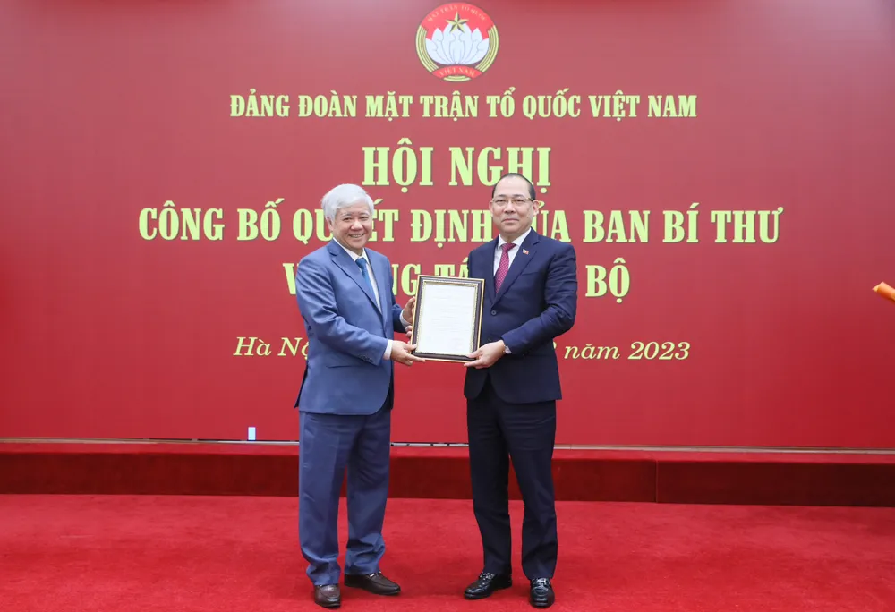 Đồng chí Đỗ Văn Chiến, Bí thư Trung ương Đảng, Bí thư Đảng đoàn, Chủ tịch Ủy ban Trung ương MTTQ Việt Nam (trái) trao quyết định cho đồng chí Hoàng Công Thủy