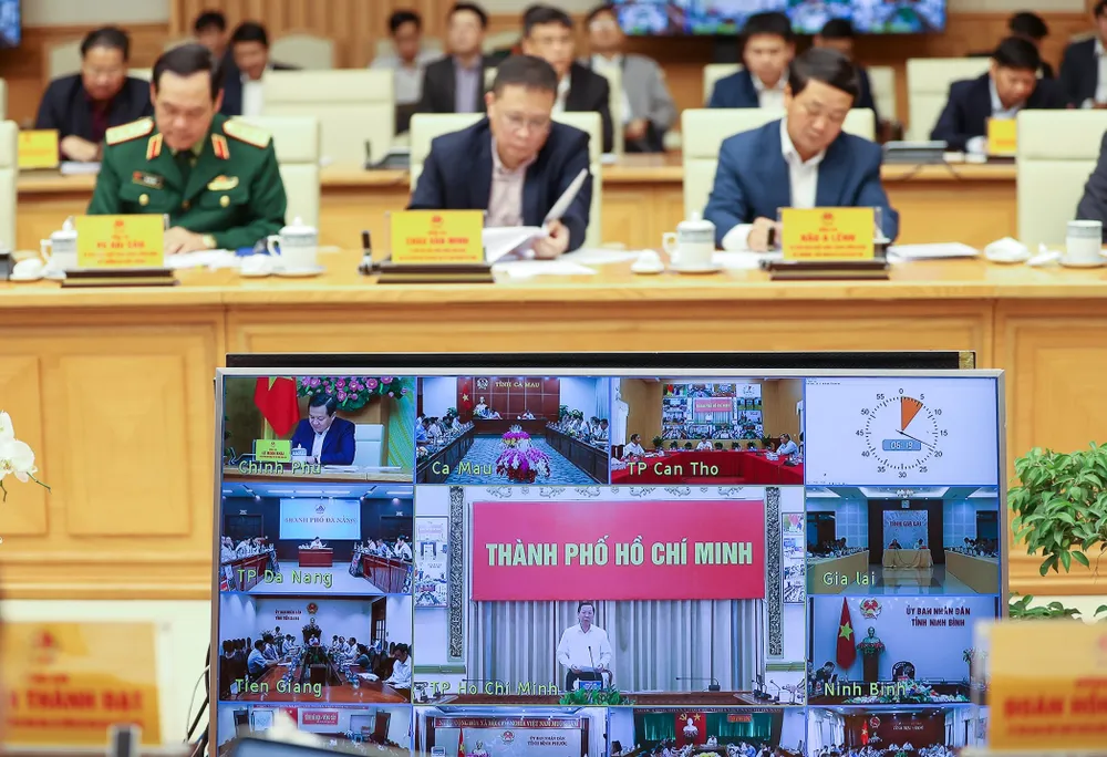 Chủ tịch UBND TPHCM Phan Văn Mãi phát biểu từ đầu cầu TPHCM. Ảnh: VIẾT CHUNG