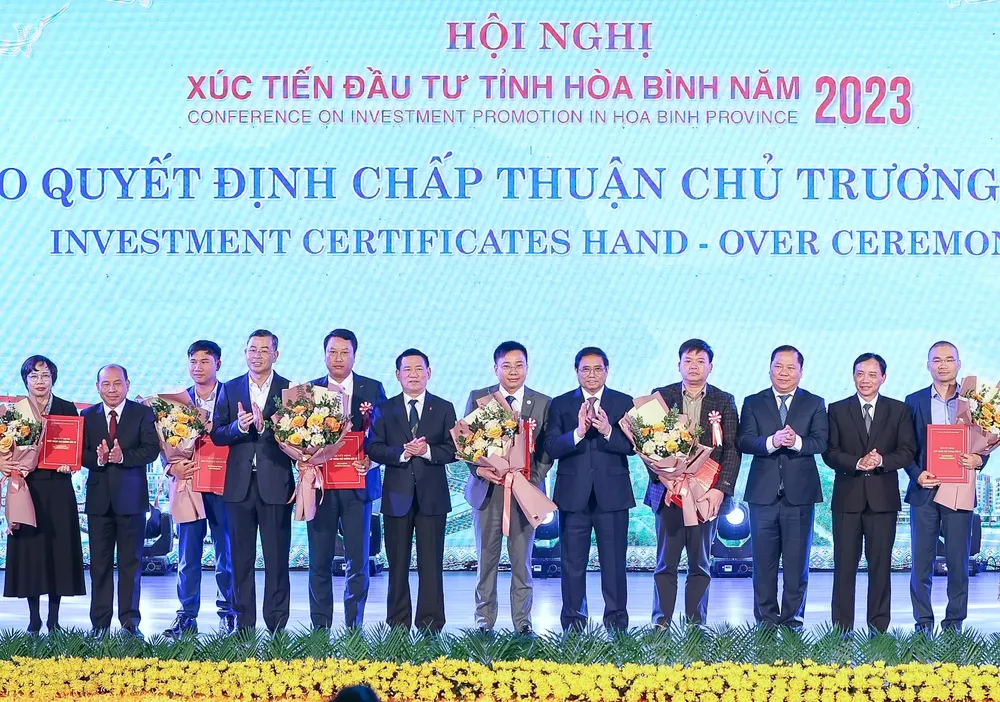 Thủ tướng Phạm Minh Chính chứng kiến trao quyết định chấp thuận chủ trương đầu tư cho các nhà đầu tư tại Hòa Bình. Ảnh: VIẾT CHUNG