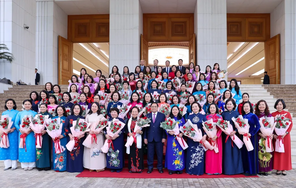 Thủ tướng Phạm Minh Chính chụp ảnh lưu niệm cùng các đại biểu. Ảnh: VIẾT CHUNG