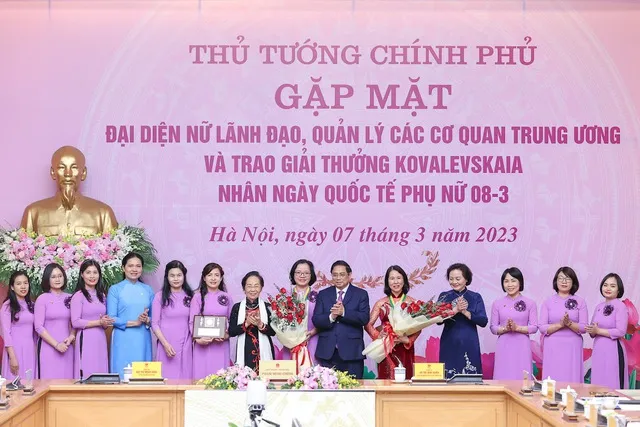 Thủ tướng Phạm Minh Chính trao giải thưởng Kovalevskaia năm 2022. Ảnh: VIẾT CHUNG