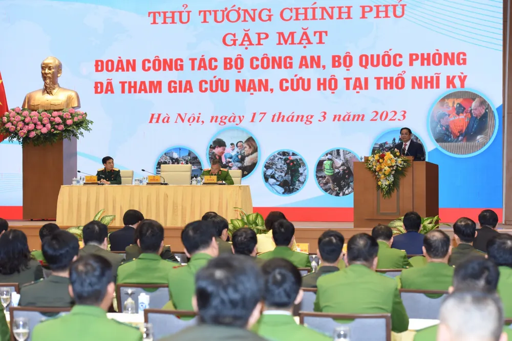 Thủ tướng Phạm Minh Chính gặp mặt, tuyên dương đoàn cứu nạn, cứu hộ tham gia làm nhiệm vụ hỗ trợ nhân đạo, cứu trợ thảm họa động đất tại Thổ Nhĩ Kỳ. Ảnh: VIẾT CHUNG