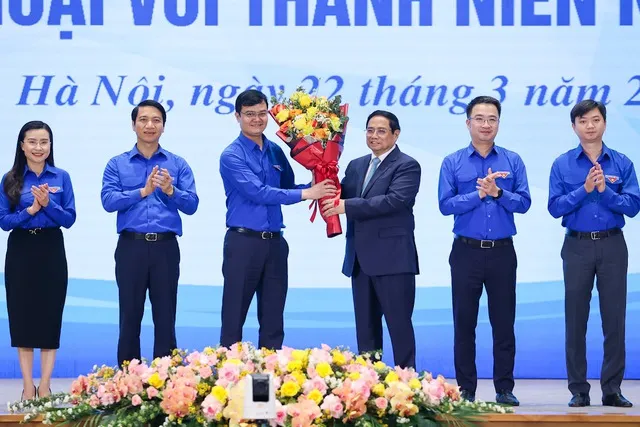 Thủ tướng Phạm Minh Chính tặng hoa các Bí thư Trung ương Đoàn. Ảnh: VIẾT CHUNG