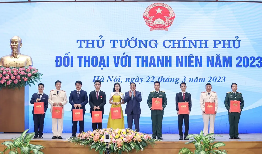 Thủ tướng Phạm Minh Chính tặng quà các Gương mặt trẻ tiêu biểu năm 2023. Ảnh: VIẾT CHUNG