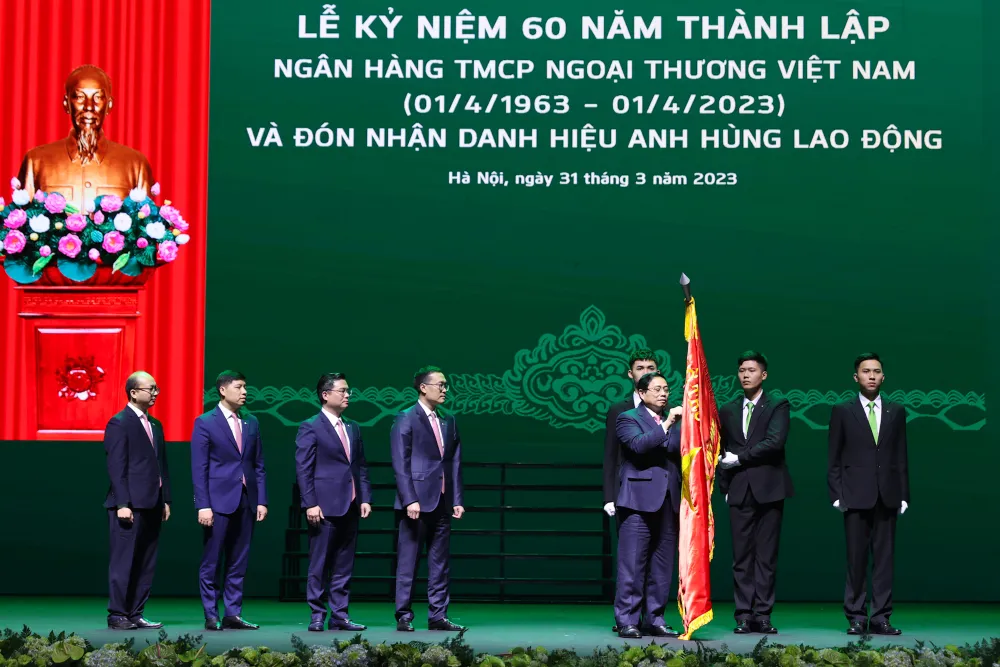 Thay mặt lãnh đạo Đảng và Nhà nước, Thủ tướng Phạm Minh trao tặng ngân hàng Vietcombank danh hiệu Anh hùng Lao động. Ảnh: VIẾT CHUNG