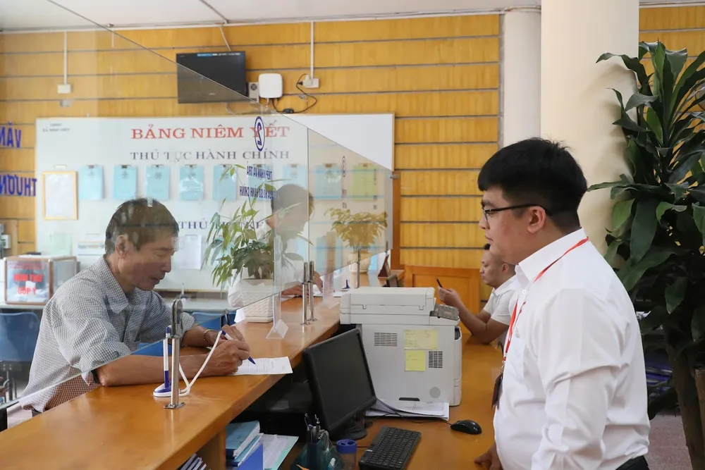 Giải quyết thủ tục hành chính 1 cửa tại UBND xã Ninh Hiệp, huyện Gia Lâm, Hà Nội. Ảnh: QUANG PHÚC