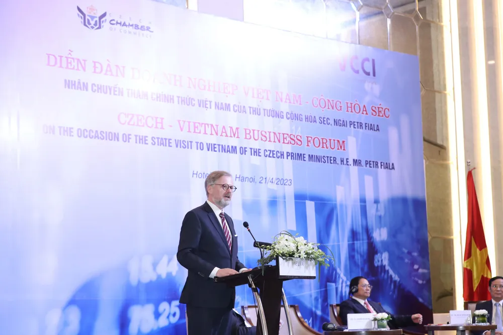 Thủ tướng Petr Fiala phát biểu tại diễn đàn. Ảnh: QUANG PHÚC