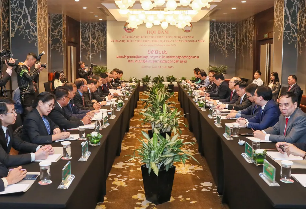 Hội đàm giữa Đoàn đại biểu Ủy ban Trung ương MTTQ Việt Nam với Đoàn đại biểu Ủy ban Trung ương Mặt trận Lào xây dựng đất nước. Ảnh: VIẾT CHUNG