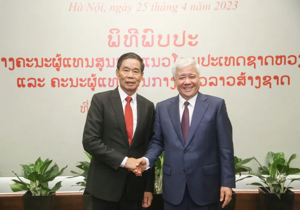 Chủ tịch Ủy ban Trung ương MTTQ Việt Nam Đỗ Văn Chiến và Chủ tịch Ủy ban Trung ương Mặt trận Lào xây dựng đất nước Sinlavong Khoutphaythoune. Ảnh: VIẾT CHUNG